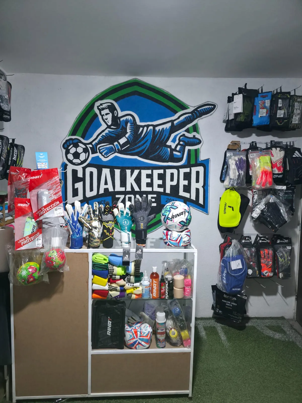 Mostrador de Goalkeeper Zone con el logo en la pared