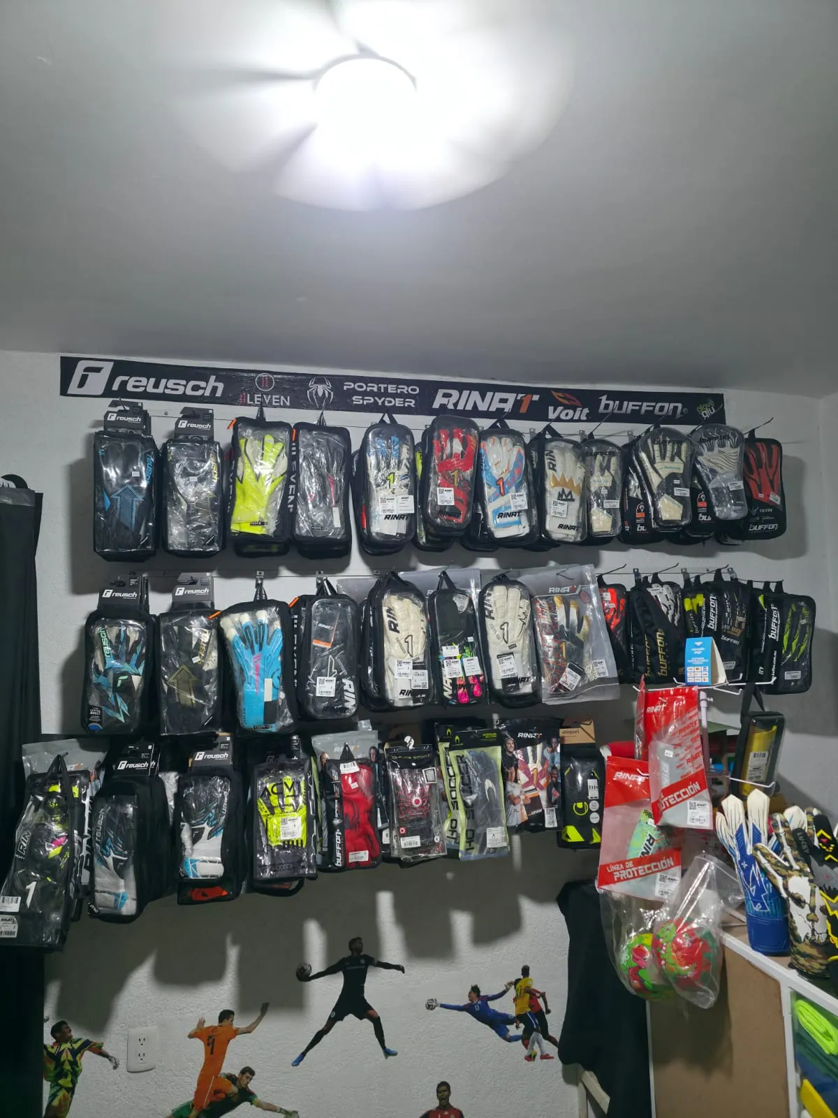 Muro de guantes de portero en la tienda